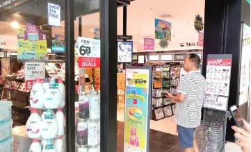  ??  ?? A health and beauty outlet in Kuching is seen displaying its six-per cent discount promotion for customers, in line with the implementa­tion of zero-rated GST that takes effect today.