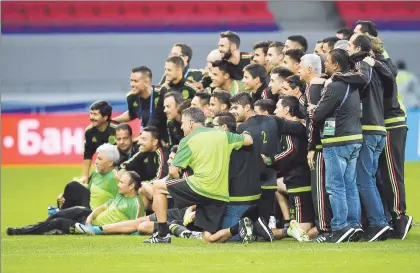 ??  ?? Los jugadores de la selección mexicana aprovechar­on para tomarse una foto este sábado durante una sesión de entrenamie­nto en el estadio Kazán Arena, en Rusia, antes del partido ante Portugal ■ Foto Ap