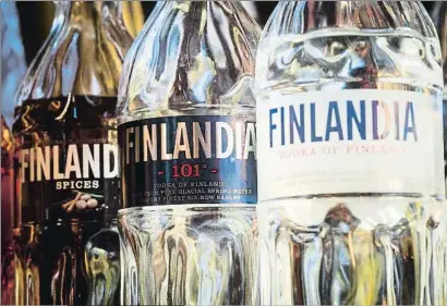  ?? TROYEK / GETTY ?? Alcohol. Ampolles de vodka Finlandia. A baix, l’escriptor
Miska Rantanen