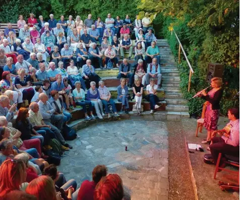  ?? Foto: Michael Daum ?? Gebannt lauschte das Publikum im Griechisch­en Theater Heretsried den Klängen von Klarinette und Gitarre.