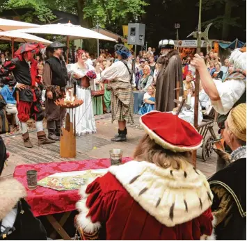  ?? Fotos: Michael Hochgemuth ?? Ein besonderer Moment: Ramona Reichelt und Jörg Borowitzki (Mitte) heirateten auf dem Bürgerfest – mit einer historisch­en Landsknech­t Zeremonie.