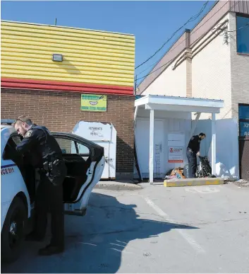  ?? PHOTO AGENCE QMI, GUY MARTEL ?? Sur cette image, on voit des policiers devant les locaux de l’organisme Agapè, dans le secteur Beauport, hier. Les agents ont pu ramener les objets volés.