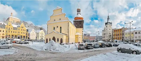  ?? Letošní zima sněhu zatím příliš nepřála, ale v minulém roce si ho v Náchodě užili dosytosti – na jeho likvidaci padlo 362 tun soli. FOTO ARCHIV RADNICE ?? Zasněžený Náchod.