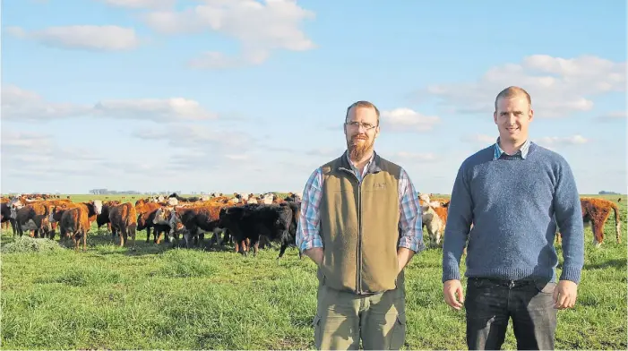  ??  ?? En familia. Roberto Truppel (a la izq.) junto con su hermano Patricio, recorriend­o uno de los campos familiares esta semana. Mejoró el clima, luego de unos días de intensas lluvias.