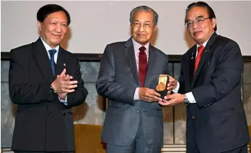  ??  ?? Dr Mahathir receives the Asean Federation of Engineerin­g Organisati­ons (AFEO)’s Distinguis­hed Honorary Patron award from president of IEM, Ir David Lai (right). — Bernama photo