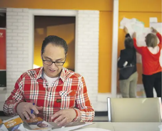  ?? Tod Korol for National
Post ?? Alberta NDP candidate Joe Ceci works in his Calgary campaign office last week for the yet-to-be-called provincial election.