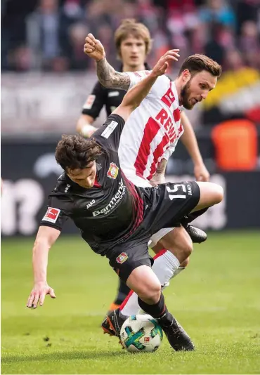  ?? Foto: dpa/Marius Becker ?? Wichtiger Sieg: Marco Höger (r.) und seine Kölner ließen Leverkusen mit Julian Baumgartli­nger stolpern.