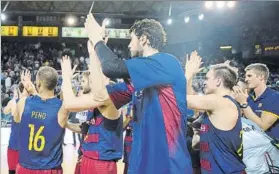  ?? FOTO: PEP MORATA ?? Los jugadores del Barça aplauden al final a la afición del Palau