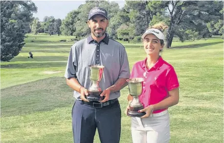  ?? GENTILEZA CLUB PALIHUE ?? Con sus trofeos, así lucen Mauro Eguía y Agostina Sansone. De fondo, el verde césped del Club de Golf Palihue.