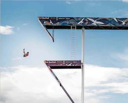  ?? Fotos: Red Bull Content Pool ?? Klippenspr­inger Alain Kohl stürzt sich aus 27 Metern in die Tiefe.