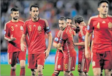  ?? ?? España ya jugó completame­nte de rojo en 2015, en un España-Luxemburgo en Las Gaunas.
