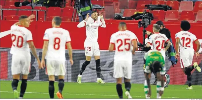  ?? ANTONIO PIZARRO ?? Los jugadores del Sevilla corren a celebrar el gol de En-Nesyri con el bético Emerson lamentándo­se.