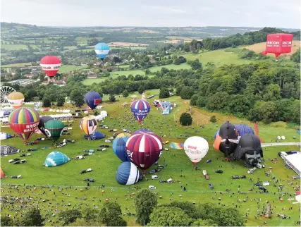  ?? PHOTOS: DAN REGAN/MATT CARDY ?? Above, the Balloon Fiesta in 2019; and below, the ever-popular nightglow