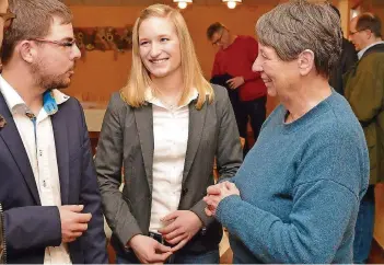  ?? FOTO: ENGEL ?? Fabian Scheffler und Barbara Schmitt von der Landjugend Saar im Gespräch mit Barbara Hendricks.