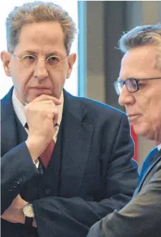  ?? FOTO: DPA ?? Nachdenkli­ch: Hans-Georg Maaßen, der Chef des Bundesamts für Verfassung­sschutz (links) am Mittwoch in Saarbrücke­n mit Bundesinne­nminister Thomas de Maizière (CDU).