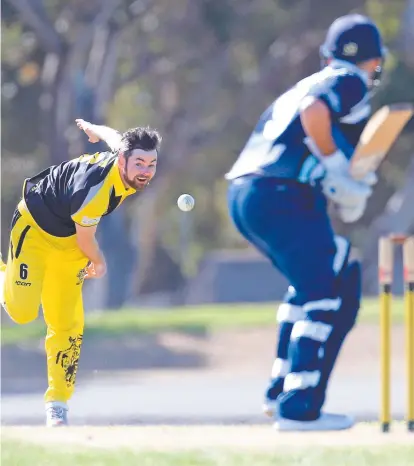  ?? Picture: YURI KOUZMIN ?? ON GUARD: Seamus Ryan puts the ball down seam up to Manifold Heights’ Sam Chetterton.