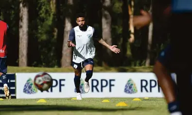  ?? Gustavo Oliveira/Londrina Esporte Clube ?? Douglas Santos mais uma vez terá a companhia de Salatiel e Safira no ataque do Londrina; Fonseca terá que improvisar na lateral direita