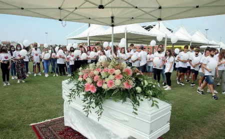  ??  ?? La commozione e i fiori Un momento del funerale di Carlotta Cassandro, che è stato celebrato nello stadio di Fossò (Errebi)