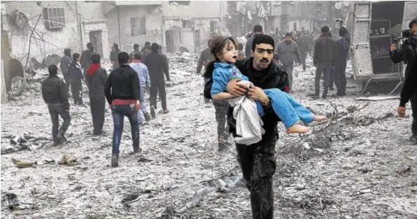  ?? BILD: SN/EPA ?? Nach einem Bombenangr­iff des Assad-Regimes in Aleppo. Wer kann, ist längst aus dieser Hölle geflohen.