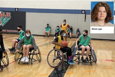 ?? Photo : gracieuset­é Centre scolaire Léo-rémillard ?? Des élèves s’exercant au basketball en fauteuil roulant.
Michel Legal.