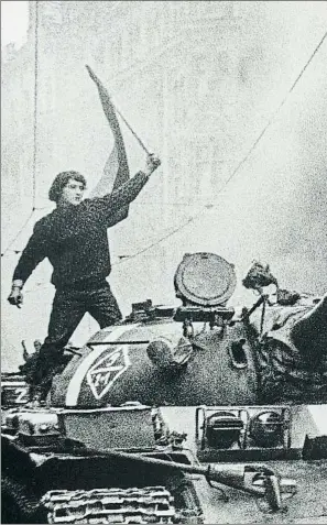  ??  ?? El ojo de Koudelka
El fotógrafo checo ante una imagen suya de la invasión de Praga en el 68