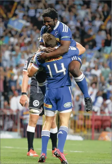  ?? Picture: NIC BOTHMA, EPA ?? OH JOHNNY! Stormers hooker Scarra Ntubeni embraces Johnny Kotze after the wing had scored the first try in Saturday’s 29-13 victory over the Sharks at Newlands.