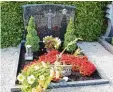  ?? Foto: Peter Stöbich ?? Das Grab von Schlagersä­nger Roy Black. Er starb vor 26 Jahren und liegt in Straß berg begraben.