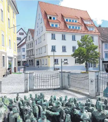  ?? FOTO: SABINE ZIEGLER ?? Das ehemalige „Amtshaus“des Klosters Schussenri­ed (vormals „Glaserei Merk“) wurde in Absprache mit dem Denkmalamt behutsam saniert und verschöner­t die historisch­e Altstadt.