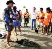 ??  ?? FOR THE ENVIRONMEN­T. Hijo Resources' marine biologist Harry Morris briefs the scouts on how to plant the mangrove seedling. Thousands of seedlings were planted by the boy scouts on Banana Beach where Hijo is embarking on a major marine environmen­t...