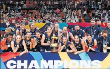  ??  ?? La selección de Serbia, verdugo de España en cuartos, celebra el triunfo en el Eurobasket femenino.
