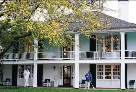  ?? DAVID J. PHILLIP / ASSOCIATED PRESS ?? Aworker sweeps leaves in front of theAugusta­National clubhouse during a practice round for theMasters­onTuesday inAugusta, Georgia.