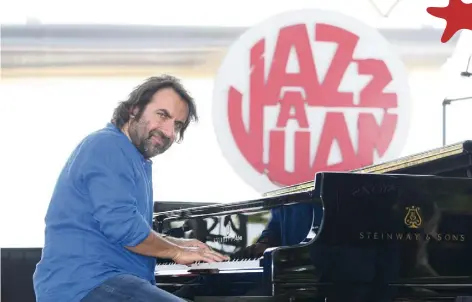  ?? (Photo Sébastien Botella) ?? André Manoukian a retrouvé samedi soir l’univers de Jazz à Juan pour un concert en quartet. Il s’y était produit pour la dernière fois dans le cadre des Victoires avec Stacey Kent. Après Juan, il se rendra à Chamonix où il a créé un festival en montagne.