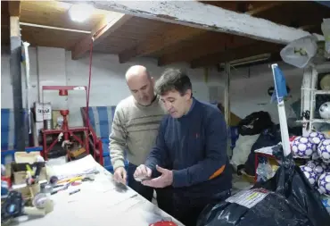  ?? Foto: Jürgen Vogt ?? Germán und Fernando Fuglini (r.) in ihrer Werkstatt, die sich seit den 1960ern kaum verändert hat.