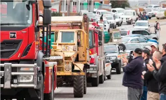  ?? Photos: Ewald Stander ?? In an emotional tribute the Plettenber­g Bay community lined the town’s Main Street on Saturday July 1, 2017 to honour the brave men and women who played a role protecting residents against the recent Plett fires.