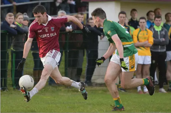  ??  ?? Niall Ó Sé of Piarsaigh na Dromoda with the ball closely watched by Brendan Murphy of Skellig Rangers during the South Kerry Senior Championsh­ip quarter final last December Photo by Stephen Kelleghan