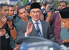  ?? (AFP) ?? Malaysia opposition leader Anwar Ibrahim waves as he leaves after meeting with Malaysia’s King at the National Palace in Kuala Lumpur on Tuesday