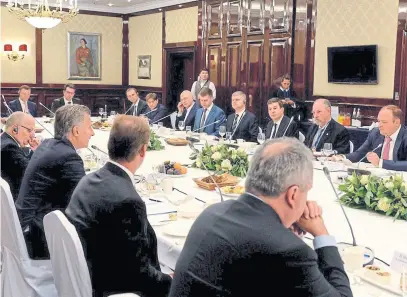  ?? Presidenci­a ?? El Presidente dialogó con los empresario­s en un salón del Hotel Ritz-Carlton