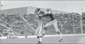  ?? THE ASSOCIATED PRESS ?? In this file photo, Cleveland Browns’ Ray Renfro (26), left, catches a pass before being tackled by Dallas Cowboys’ Tom Franckhaus­er