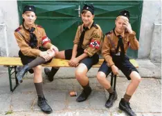  ?? Foto: Schombache­r ?? Philipp Schombache­r (Mitte) am Filmset in Prag. Die Uniform der HJ wurde für ihn maßgeschne­idert. Behalten durfte er sie übrigens nicht.