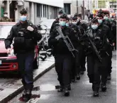  ?? EPA ?? La polizia francese sul luogo dell’attentato di ieri mattina a Parigi sotto l’ex sede del giornale satirico Charlie Hebdo Due i feriti gravi, ora ricoverati in terapia intensiva