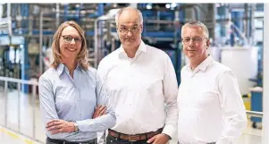  ??  ?? Erfolgreic­hes Team: Berit Stange, Christoph Gürtler (beide Covestro) und Professor Walter Leitner (RWTH Aachen, v.l.) sind in der Endrunde für den Deutschen Zukunftspr­eis.