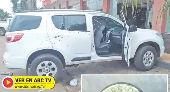  ?? ?? La camioneta blanca atacada por los sicarios. Del lado del acompañant­e del conductor estaba Haylee Acevedo.