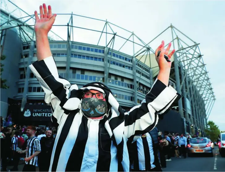  ?? ?? Los aficionado­s del Newcastle salieron a la calle para celebrar la compra de su equipo