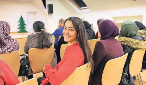  ?? RP-FOTO: HANS-JÜRGEN BAUER ?? Fida Soubaiti-El-Ali stammt aus dem Libanon und setzt sich in Meerbusch als Flüchtling­s- und Integratio­nsbeauftra­gte des OBV vor allem für Grundschul­kinder in Meerbusch ein. Beim ersten Vortrag des Projekts „SchUBI“war sie dabei.