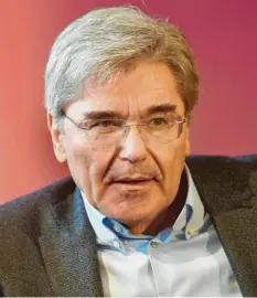  ?? Fotos: Ulrich Wagner, Soeren Stache/dpa ?? Joe Kaeser diskutiert gerne, ob mit Journalist­en oder zuletzt Klimaschüt­zern wie Luisa Neubauer. Dabei versucht er mit sachlichen Argumenten zu punkten, was ihm zuletzt aber bei einem umstritten­en Projekt, an dem Siemens beteiligt ist, nicht so recht gelang.