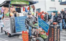  ?? ?? Das Erste-Hilfe-Team im närrischen Oberdorf sucht dringend Fachkräfte - zur Not auch Politiker mit dreiwöchig­er Ausbildung.