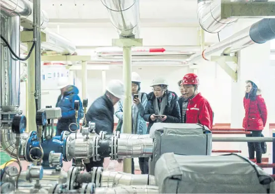  ??  ?? Journalist­s are shown how the heat pump is operated.