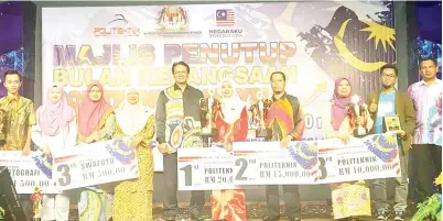  ??  ?? ZAINAB (lima dari kanan) dengan hadiah utama Anugerah Sambutan Merdeka Terbaik Politeknik Malaysia 2017, bersama Ismail (lima dari kiri) dan para pemenang daripada PMM dan PSA.