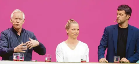  ?? Foto: Wolfgang Kumm, dpa ?? Drei Gesichter des Streamingp­ortals MagentaTV, der bei der WM alle 64 Spiele überträgt: Moderator Johannes B. Kerner, Expertin Tabea Kemme und der ehemalige DFB-Kapitän Michael Ballack.