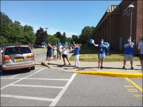  ?? MELISSA SCHUMAN - MEDIANEWS GROUP ?? Saratoga Springs High School graduates are given an enthusiast­ic send off by a crew of cheerleade­rs at the school’s exit.